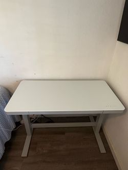Electric standing desk / gaming desk