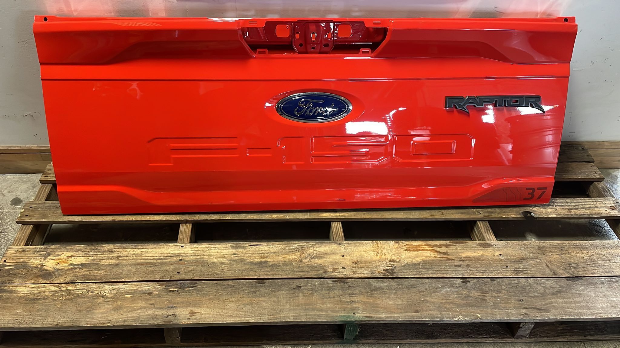 2021 2022 2023 FORD F150 REAR TAILGATE OEM. Price 450$ se habla español. 