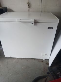 Chest freezer- Magic Chef
