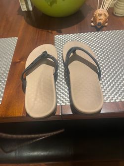 Women’s Vionic   Tide Casandra Black Leather Sandels Flip Flop size 9