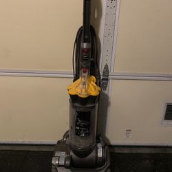Dyson DC33 Multifloor Upright Vacuum Cleaner