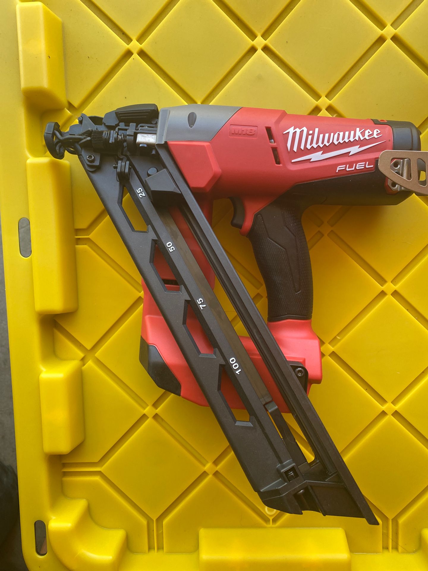 Milwaukee Fuel M18 Finish Nailer