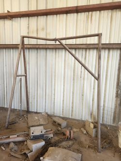 A FRAME TO PULL ENGINES , COME WITH CHIAN HOIST AND CHAINS FOR THE ENGINE BLOCK