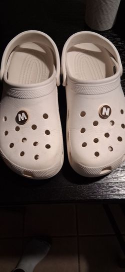 Pair of men or women Crocs size 9
