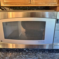 GE® 2.2 CU. FT. CAPACITY COUNTERTOP MICROWAVE OVEN