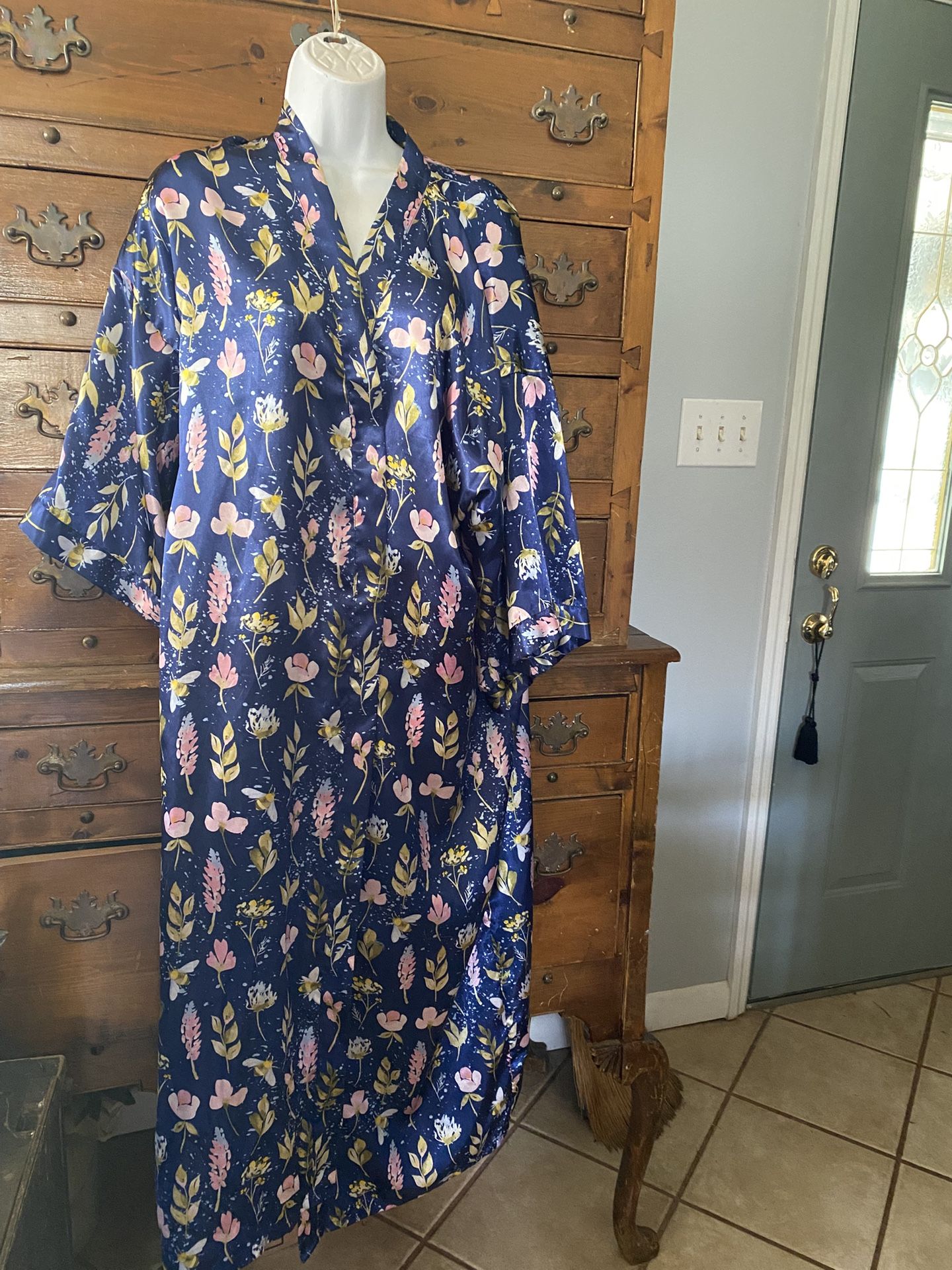 Woman’s Long Open Robe Satiny OS NEW