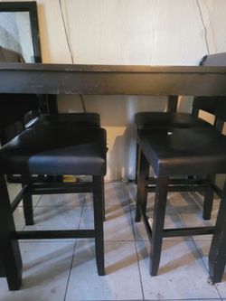 Solo tengo la mesa...las sillas ya se las llevaron