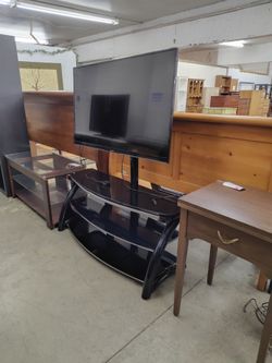 TV stand w/ Sharp TV