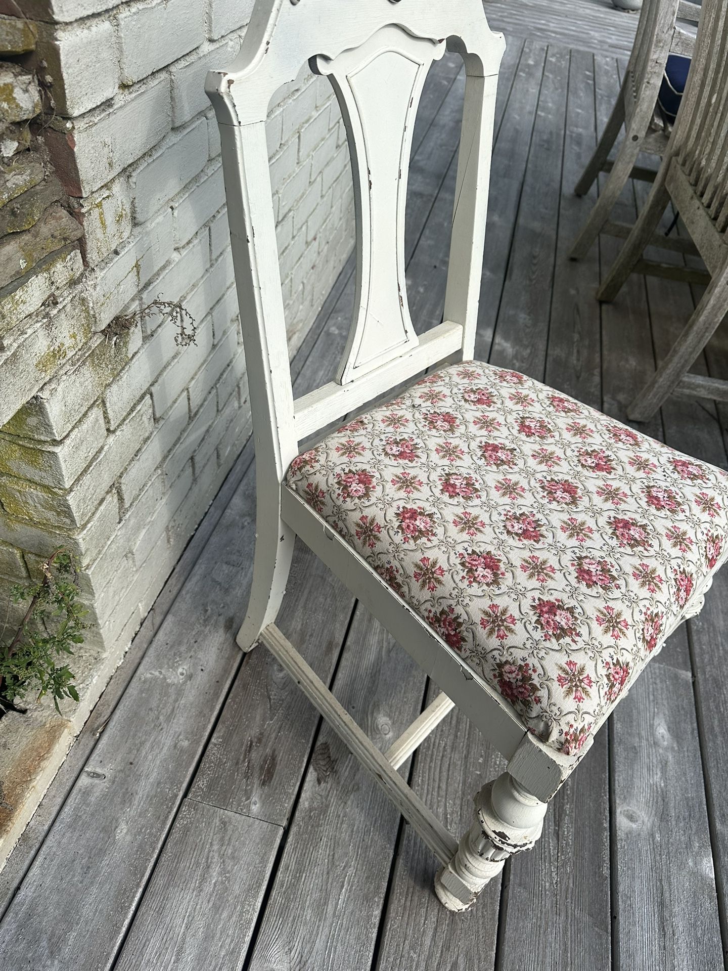 Vintage White Distressed Vintage Chair