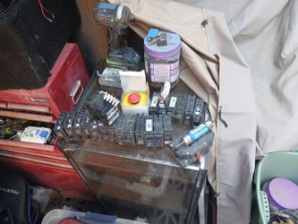  Breakers  All New Just Dusty Got Allot More Electrical Stuff Offer If Interested 