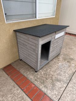 Cedar dog house like new