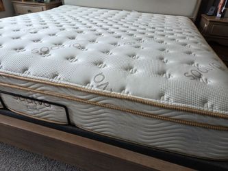 King Saatva Classic Luxury Firm Mattress - Like New