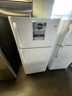 APARTMENT SIZE TOP FREEZER REFRIGERATOR