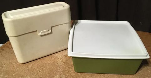 Two Rubbermaid Office Products 1994 Beige Container Flowers And J-3204 4 Quarts Green