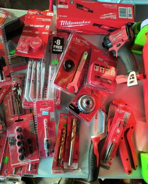 Wholesale Lot of 35 Units MILWAUKEE Tools 2457-20/2953-20&More