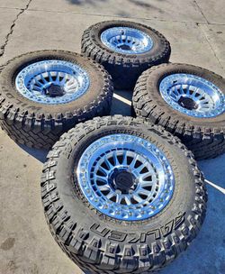 Bendo un set de Rines nuevos con llantas usados 28570R17 para Toyota Tacoma Chevy silverado