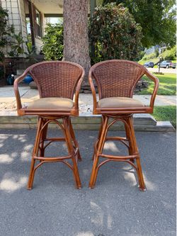 Home Square 2 Piece Wicker Rattan Swivel Bar Stool Set in Brown