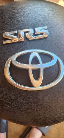 Toyota Grill Emblem & Sr5 Badge