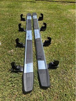 Factory OEM Running Boards – 2019–2026 Chevrolet Silverado & GMC Sierra 1500–3500 💲 $250 ✔️ Genuine Factory OEM ✔️ Great condition ✔️ Complete set ?