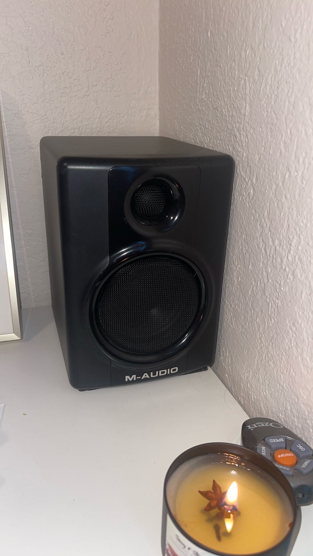 The image shows an M-Audio Studiophile AV 40 active desktop monitor speaker