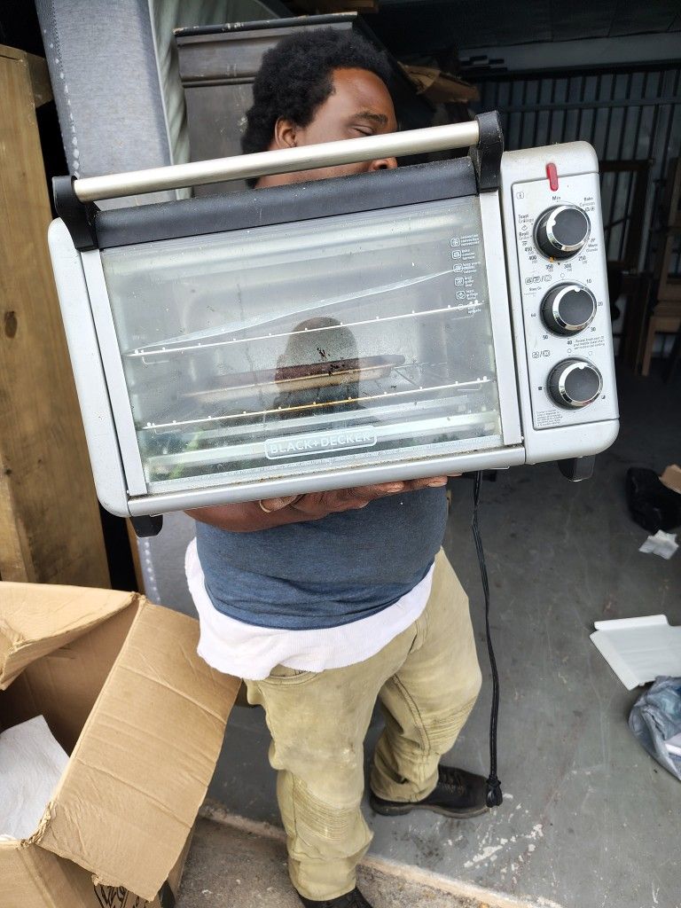 This item is a BLACK+DECKER 8-Slice Extra Wide Convection Toaster Oven (Model TO3250XSB).
Features a large capacity interior designed to fit a 9"x13"