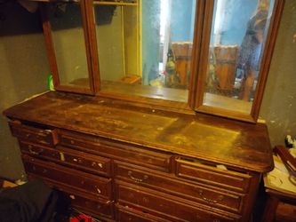 Dresser With Mirror