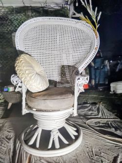 PEACOCK CHAIR RECLINER... GOOD CONDITIONS