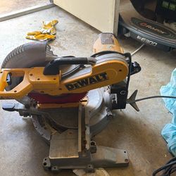 DEWALT  DW718 double bevel compound miter saw