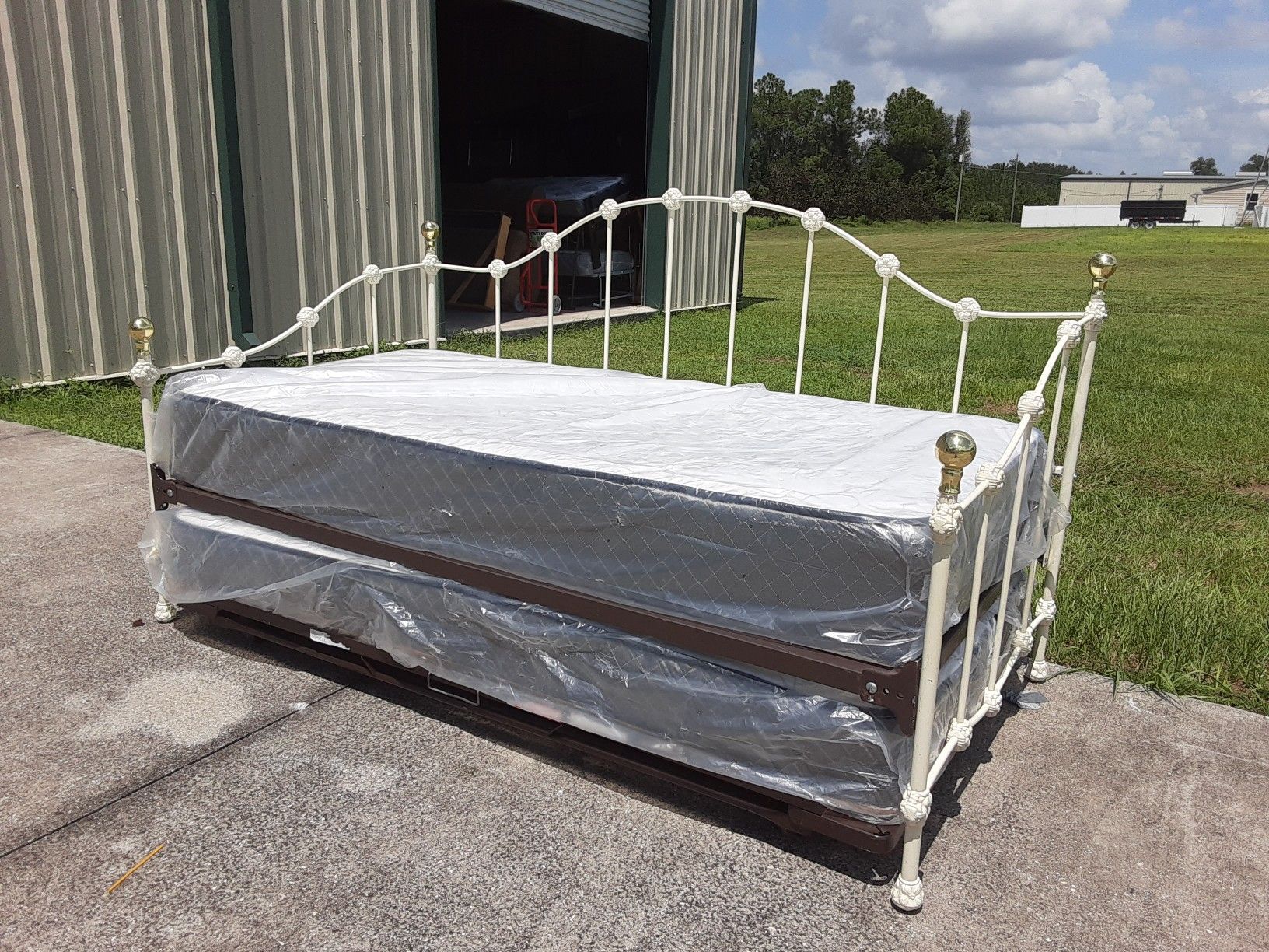 Wrought iron daybed with pop up trundle for Sale in Tampa, FL OfferUp