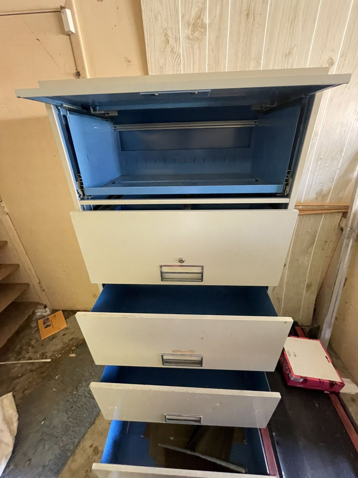 Metal File Cabinet 5 Drawer Excellent Condition