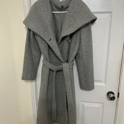 new women jacket for winter never worn in it was small for me i clean my closet room no tag 