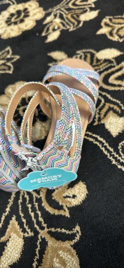 BRAND NEW ADORABLE SANDALS SIZE 5Y