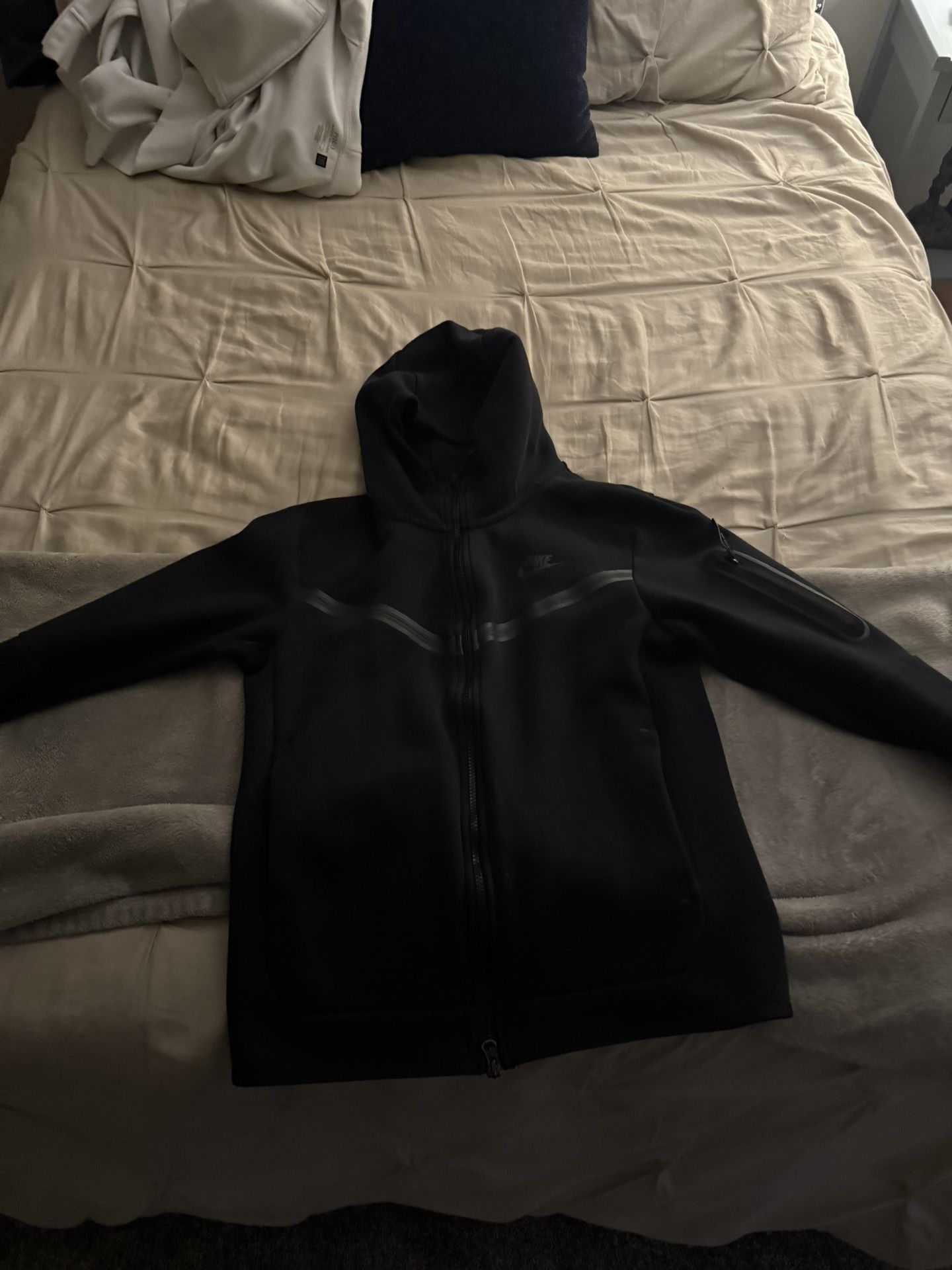 Black nike tech