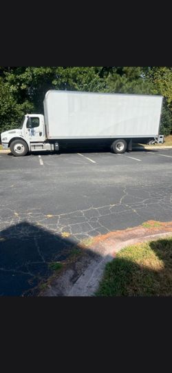 2021 Freightliner White 26ft box truck