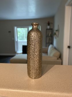 Beautifully textured Decorative Vase - Pick Up ONLY