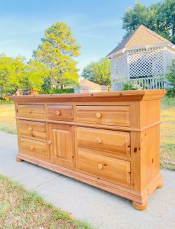 Broyhill Solid Wood Knotty Pine 9-Drawer Dresser