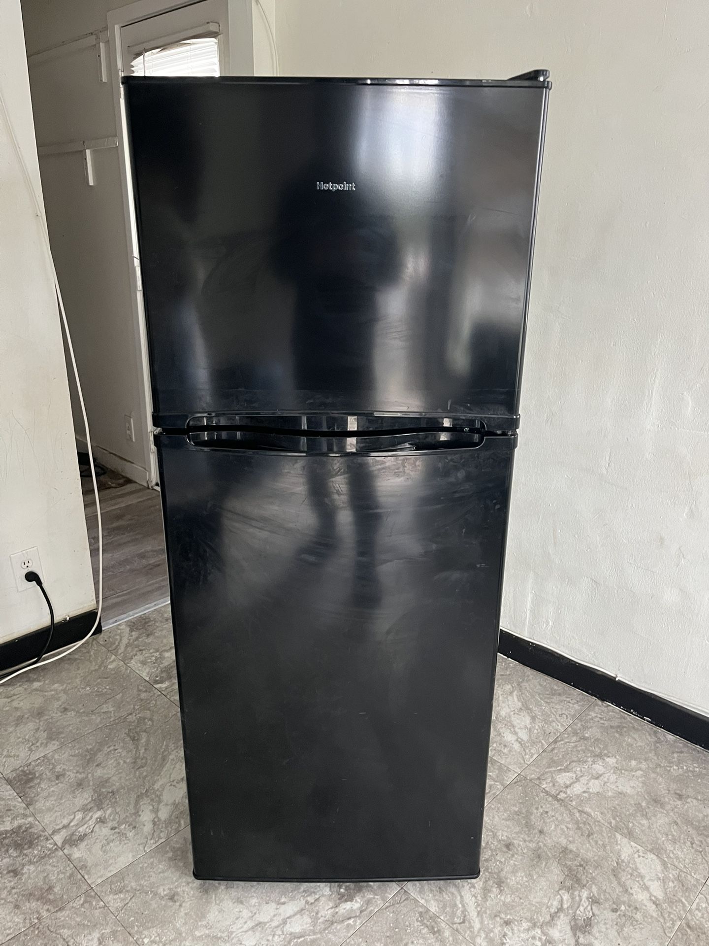 Top Freezer Refrigerator in Black