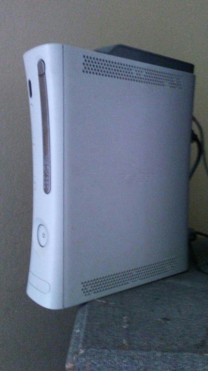 Xbox 360 Hacked with 320 GB Hard and 15 Games preloaded
