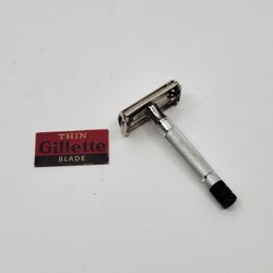 Vintage Gillette Super Speed Safety Razor W-3 1960s. Pre-owned, good 
shape, please see the photos for details.
Added free one Thin Gillette blade
Wei