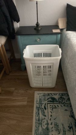 Laundry hamper