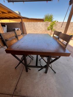 Kitchen table / 4 chairs