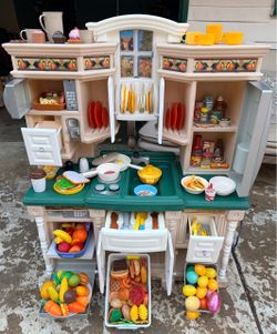 Step2 play kitchen with sound and 245 accessories, in very good condition.