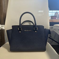 Purse Michael Kors Large Tote With Wallet And Clutch 3 Piece Set for Sale  in Eddington, PA - OfferUp
