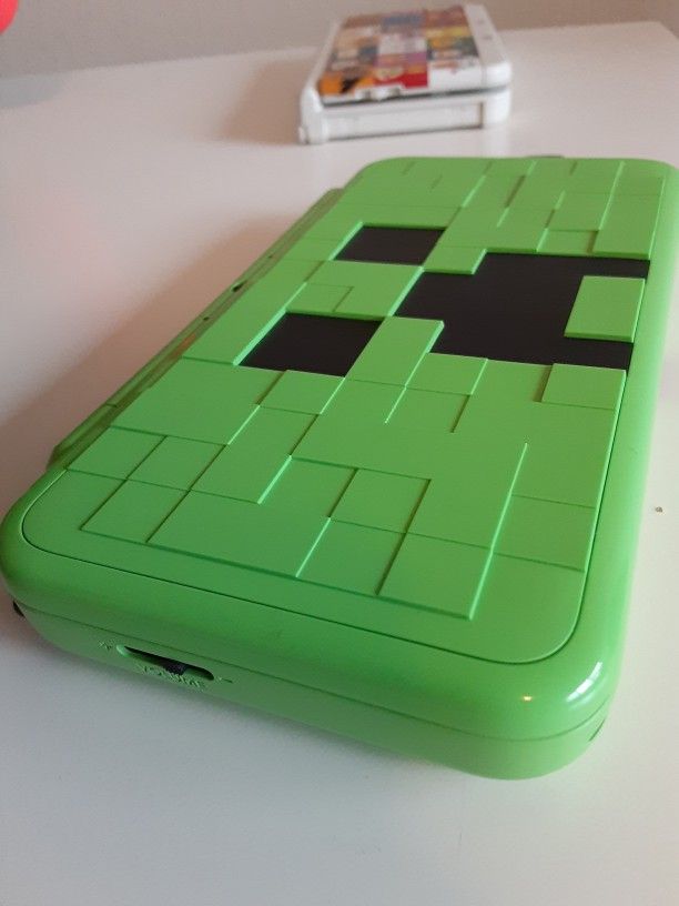 Nintendo 2DS XL Minecraft Creeper Limited Edition Handheld System