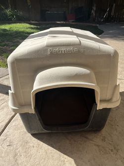 Petmate medium dog house