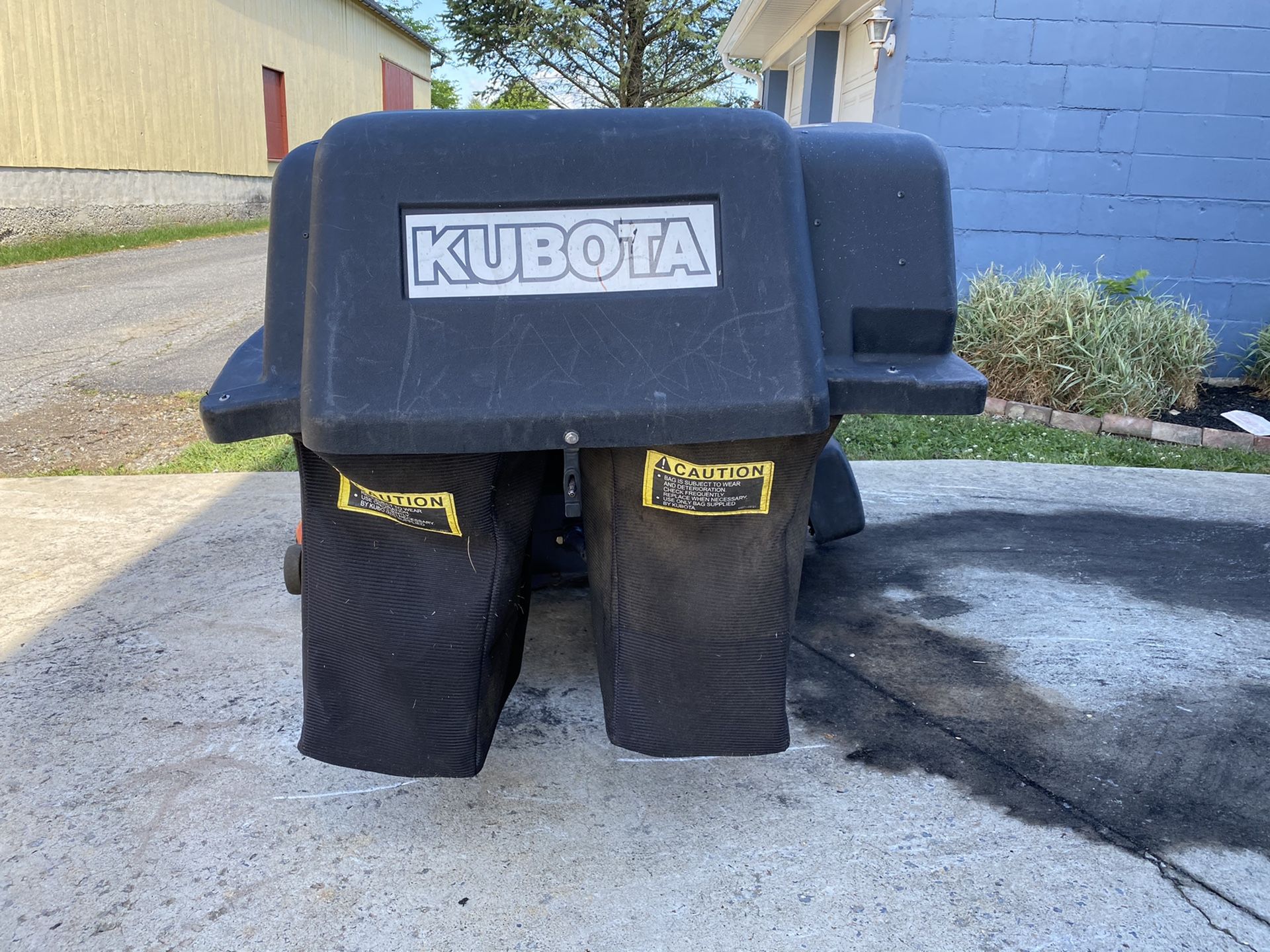 Kubota T1560 auto throttle garden tractor lawn mower with bagger for