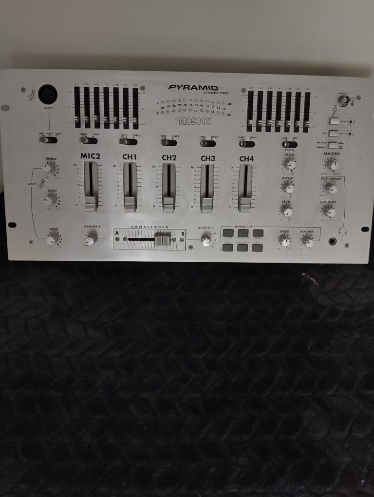 Pyramid Old School DJ Mixer