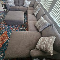 Large Jerome’s Sectional Couch with Chaise, Ottoman & Upgraded Cushions
