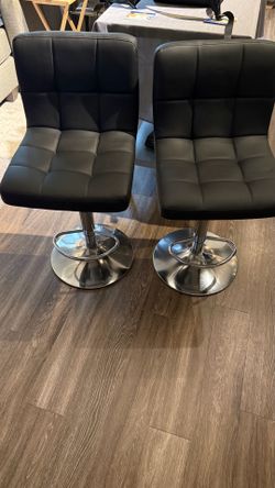 2 black barstools