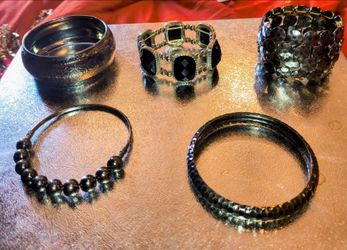 🌸🌸5 piece Silver Tone Bracelet Set🌸🌸